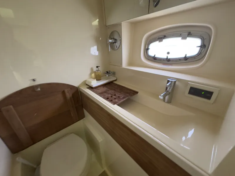 Slide: The Image of Sea Ray 410 SUNDANCER 2014 - 32