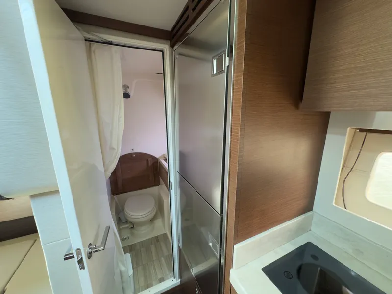 Slide: The Image of Sea Ray 410 SUNDANCER 2014 - 33