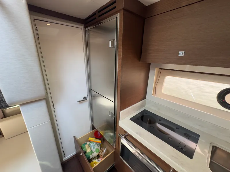 Slide: The Image of Sea Ray 410 SUNDANCER 2014 - 34