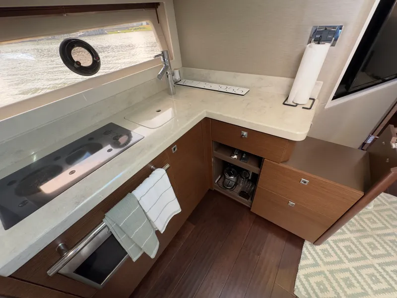 Slide: The Image of Sea Ray 410 SUNDANCER 2014 - 38