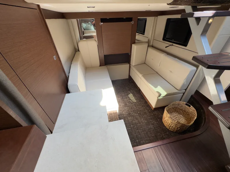 Slide: The Image of Sea Ray 410 SUNDANCER 2014 - 46