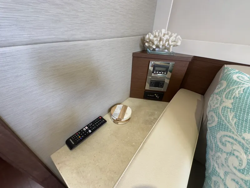 Slide: The Image of Sea Ray 410 SUNDANCER 2014 - 52