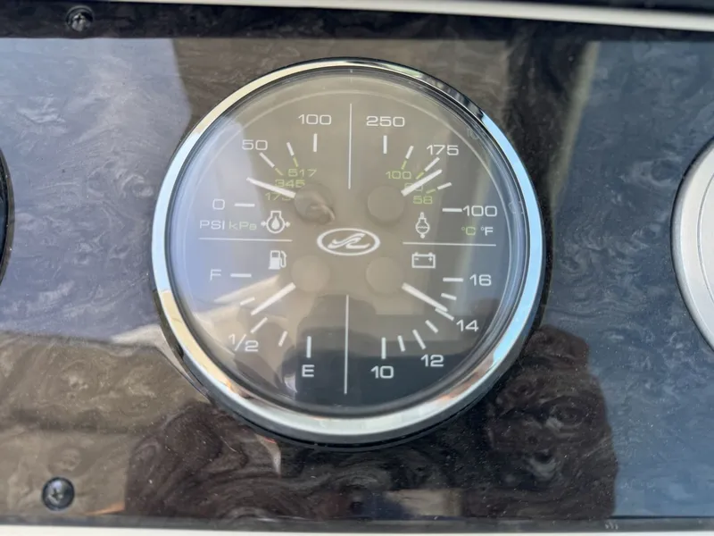 Slide: The Image of Sea Ray 410 SUNDANCER 2014 - 85