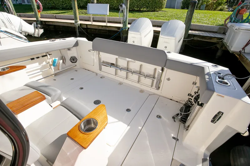 Slide: The Image of Boston Whaler 360 OUTRAGE 2023 - 10