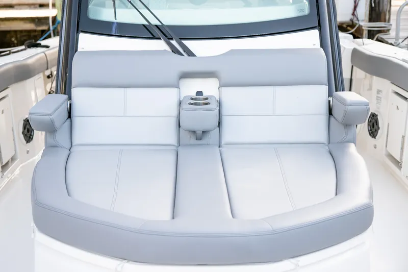 Slide: The Image of Boston Whaler 360 OUTRAGE 2023 - 12