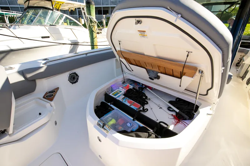 Slide: The Image of Boston Whaler 360 OUTRAGE 2023 - 13