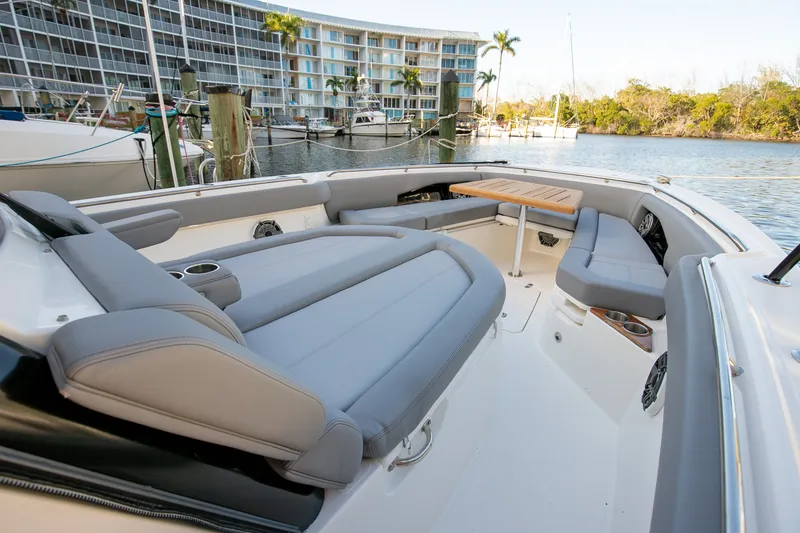 Slide: The Image of Boston Whaler 360 OUTRAGE 2023 - 14