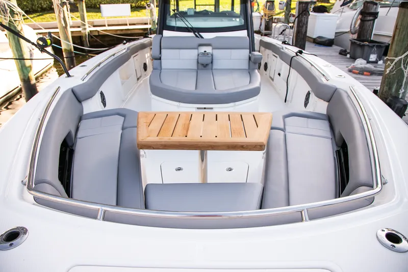 Slide: The Image of Boston Whaler 360 OUTRAGE 2023 - 15