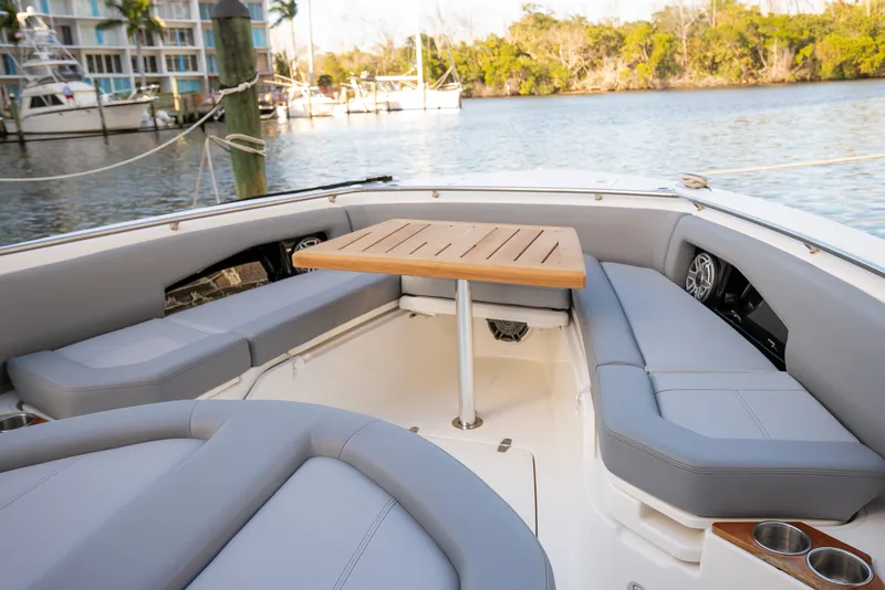 Slide: The Image of Boston Whaler 360 OUTRAGE 2023 - 16