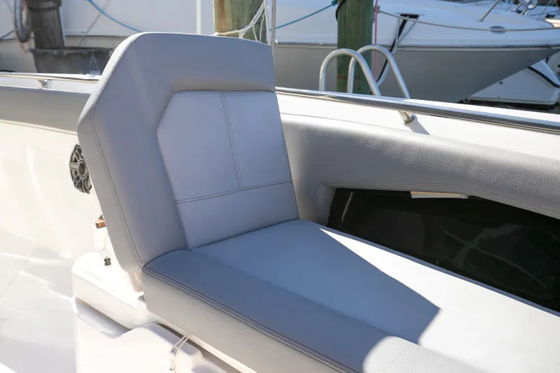 Slide: The Image of Boston Whaler 360 OUTRAGE 2023 - 18