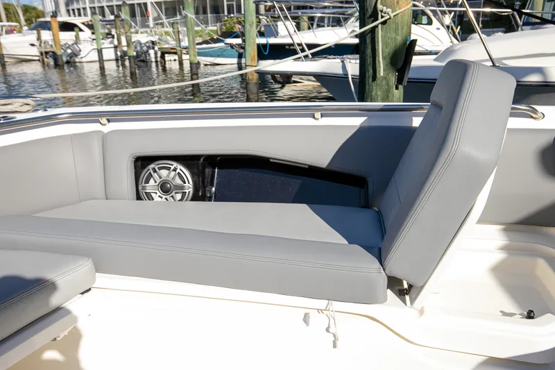 Slide: The Image of Boston Whaler 360 OUTRAGE 2023 - 19