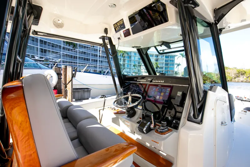 Slide: The Image of Boston Whaler 360 OUTRAGE 2023 - 2