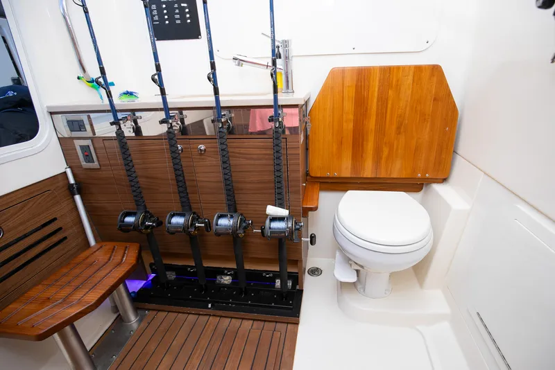 Slide: The Image of Boston Whaler 360 OUTRAGE 2023 - 22