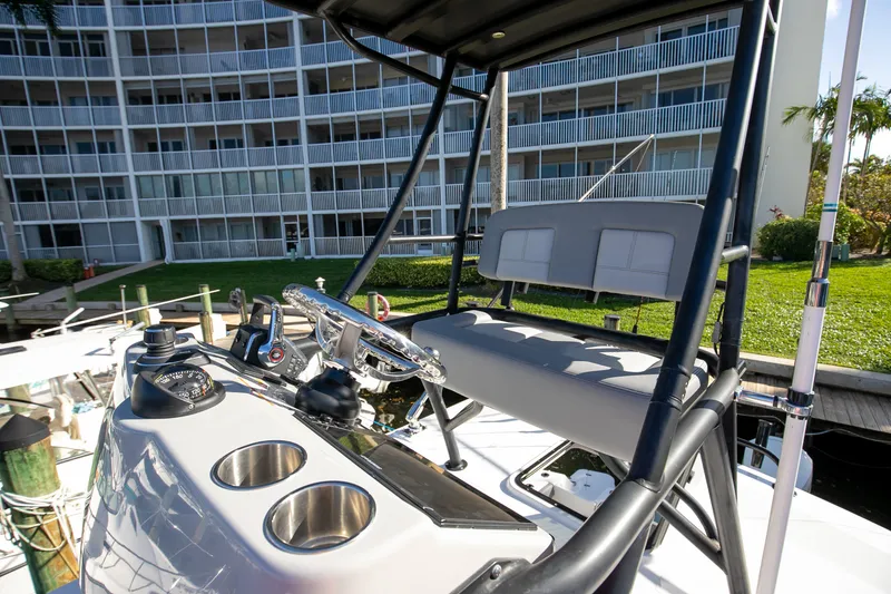 Slide: The Image of Boston Whaler 360 OUTRAGE 2023 - 25