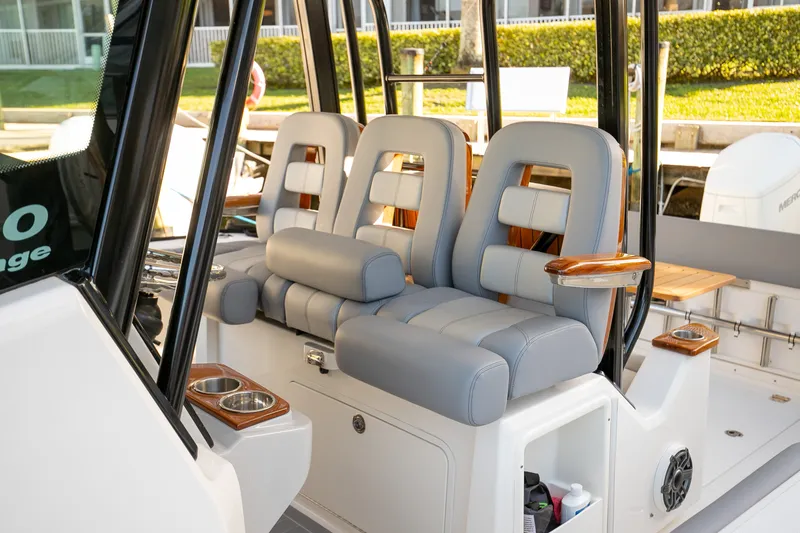 Slide: The Image of Boston Whaler 360 OUTRAGE 2023 - 3