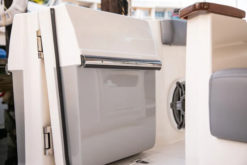 Slide: The Image of Boston Whaler 360 OUTRAGE 2023 - 37