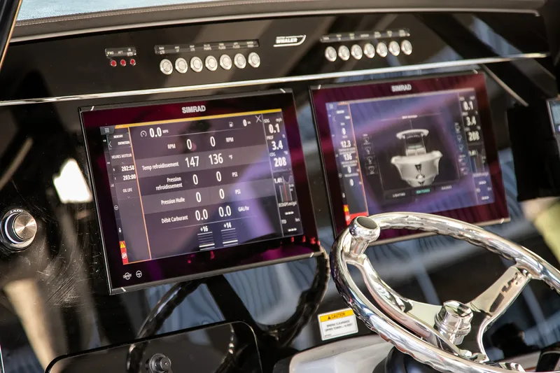 Slide: The Image of Boston Whaler 360 OUTRAGE 2023 - 40