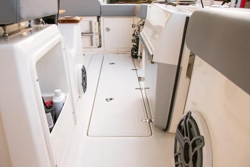 Slide: The Image of Boston Whaler 360 OUTRAGE 2023 - 42