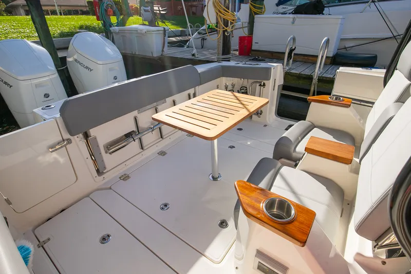 Slide: The Image of Boston Whaler 360 OUTRAGE 2023 - 5