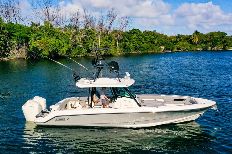 Slide: The Image of Boston Whaler 360 OUTRAGE 2023 - 51