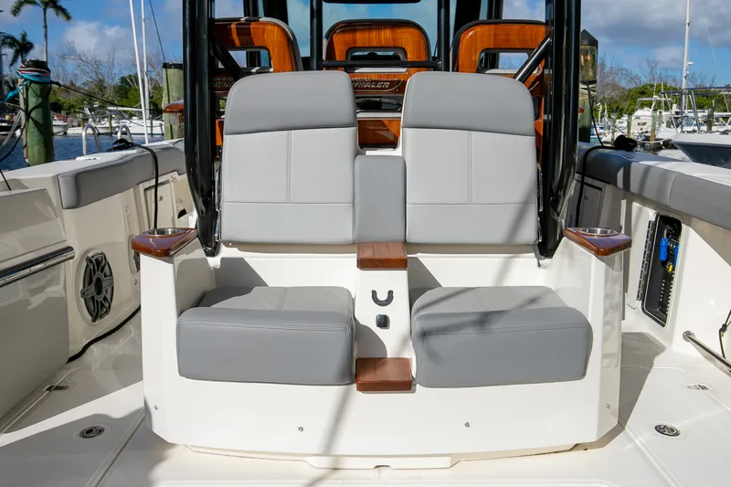 Slide: The Image of Boston Whaler 360 OUTRAGE 2023 - 6