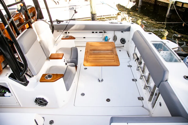 Slide: The Image of Boston Whaler 360 OUTRAGE 2023 - 8