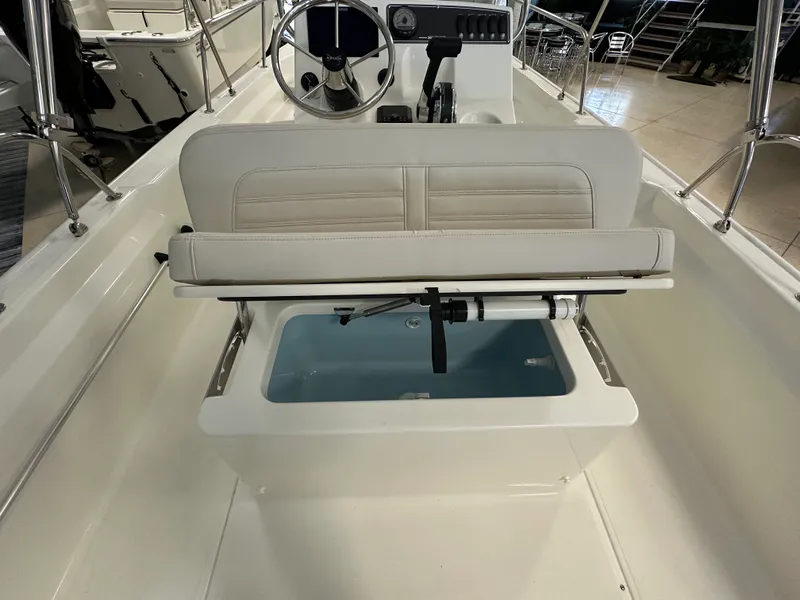 Slide: The Image of Boston Whaler 170 Montauk 2026 - 6