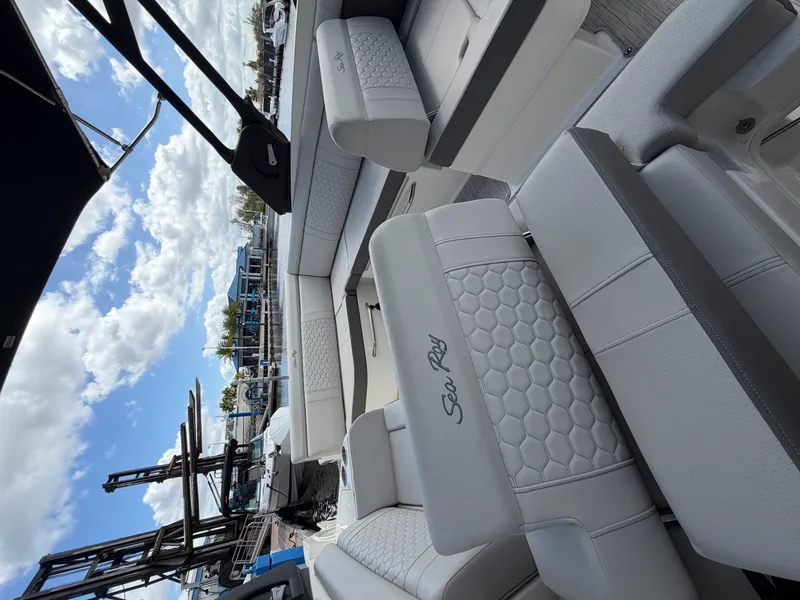 Slide: The Image of Sea Ray 270SD OB 2024 - 15