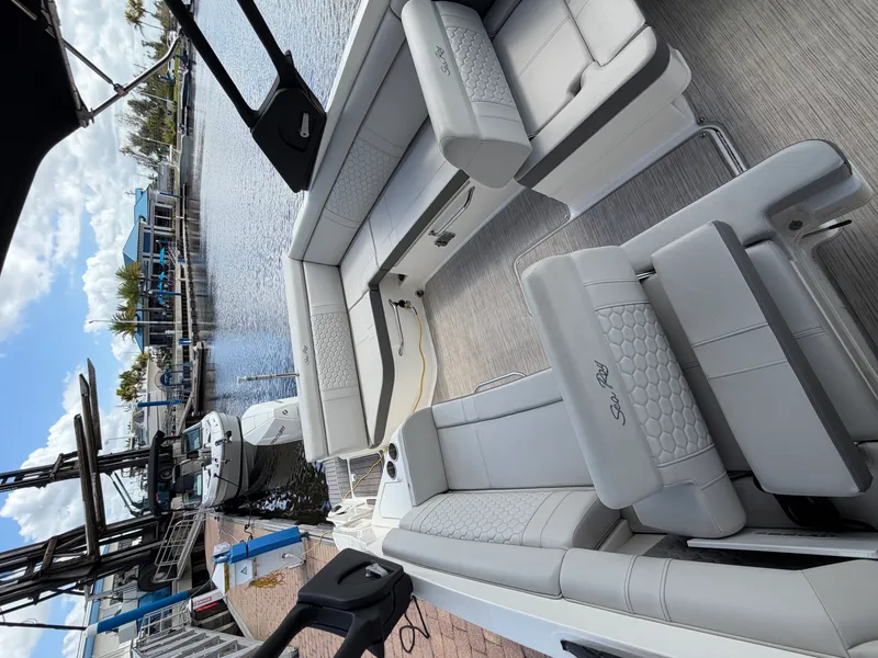 Slide: The Image of Sea Ray 270SD OB 2024 - 16