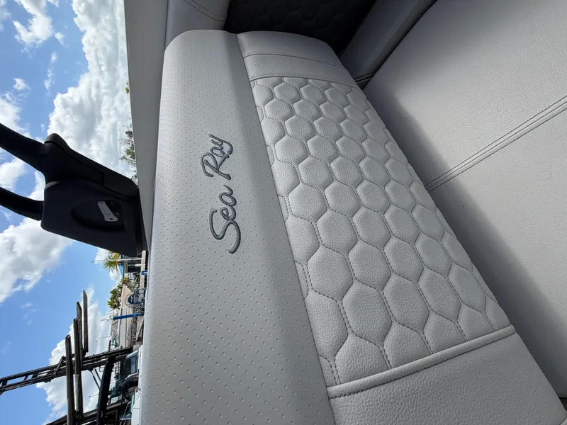 Slide: The Image of Sea Ray 270SD OB 2024 - 17