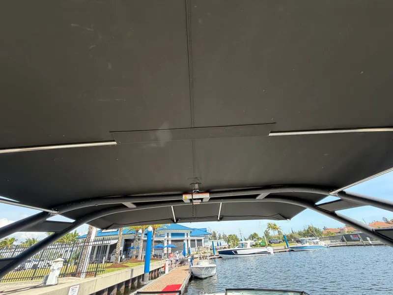Slide: The Image of Sea Ray 270SD OB 2024 - 25