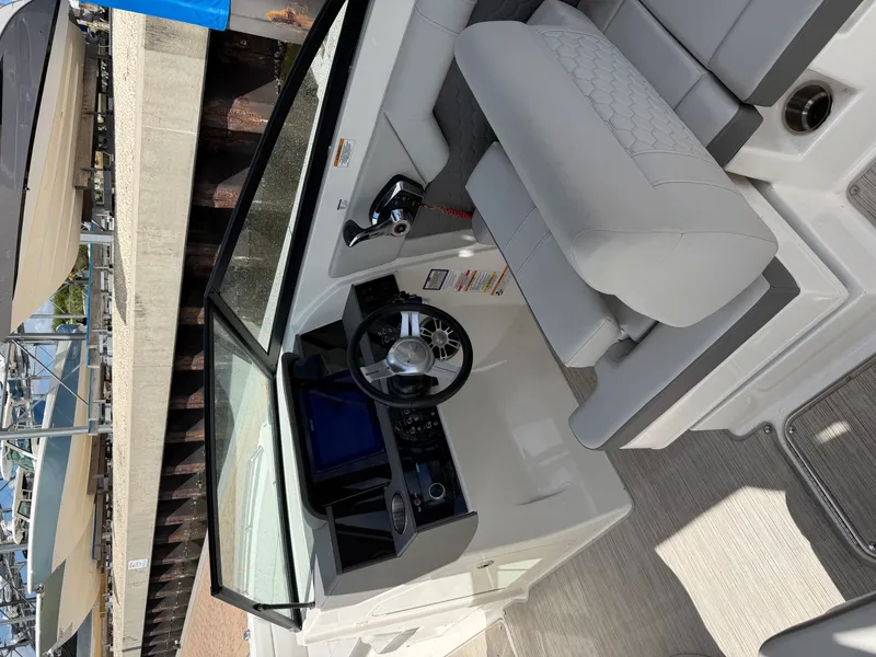 Slide: The Image of Sea Ray 270SD OB 2024 - 5