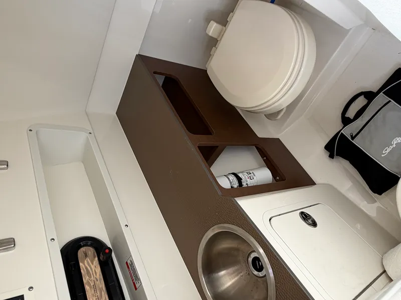 Slide: The Image of Sea Ray 270SD OB 2024 - 9