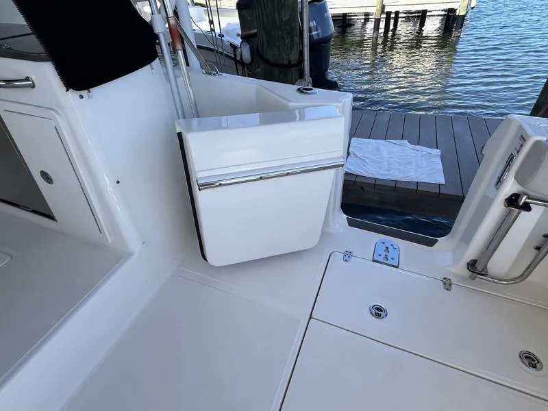 Slide: The Image of Boston Whaler 325 CONQUEST 2023 - 11