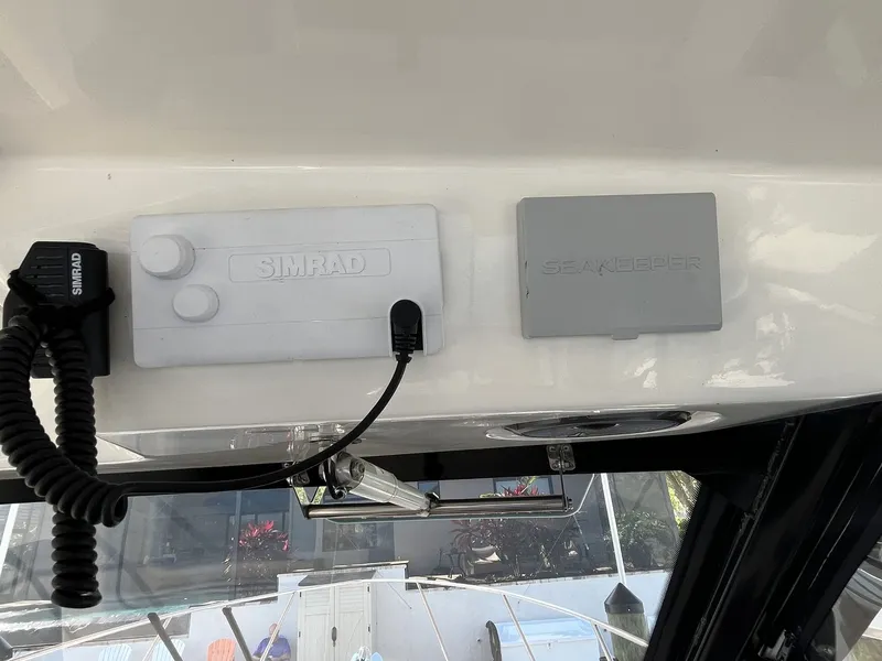 Slide: The Image of Boston Whaler 325 CONQUEST 2023 - 23