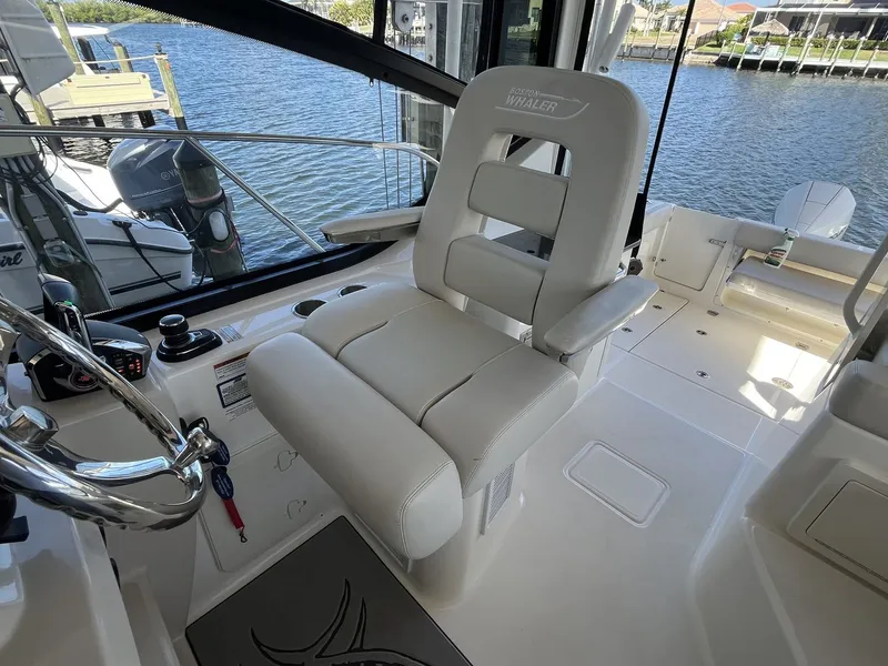 Slide: The Image of Boston Whaler 325 CONQUEST 2023 - 25