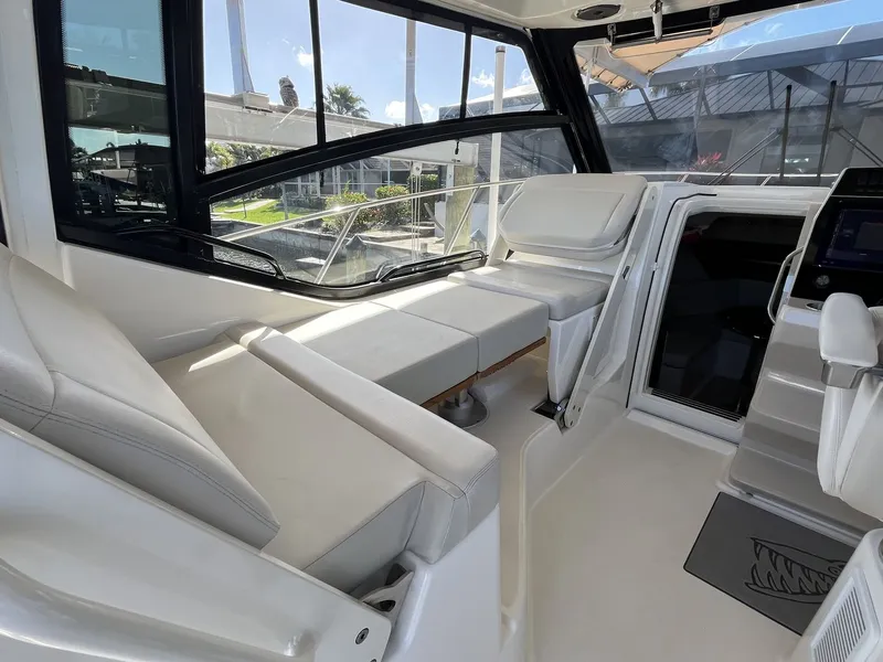 Slide: The Image of Boston Whaler 325 CONQUEST 2023 - 26