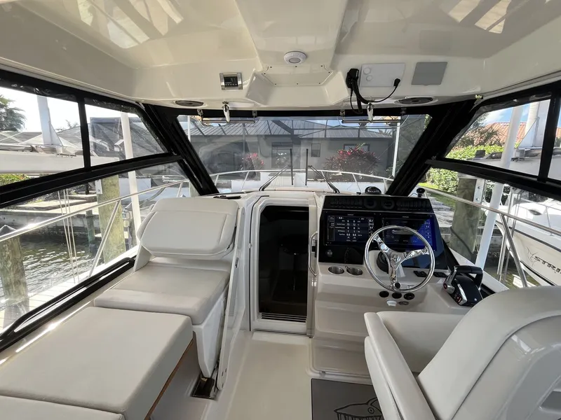 Slide: The Image of Boston Whaler 325 CONQUEST 2023 - 29