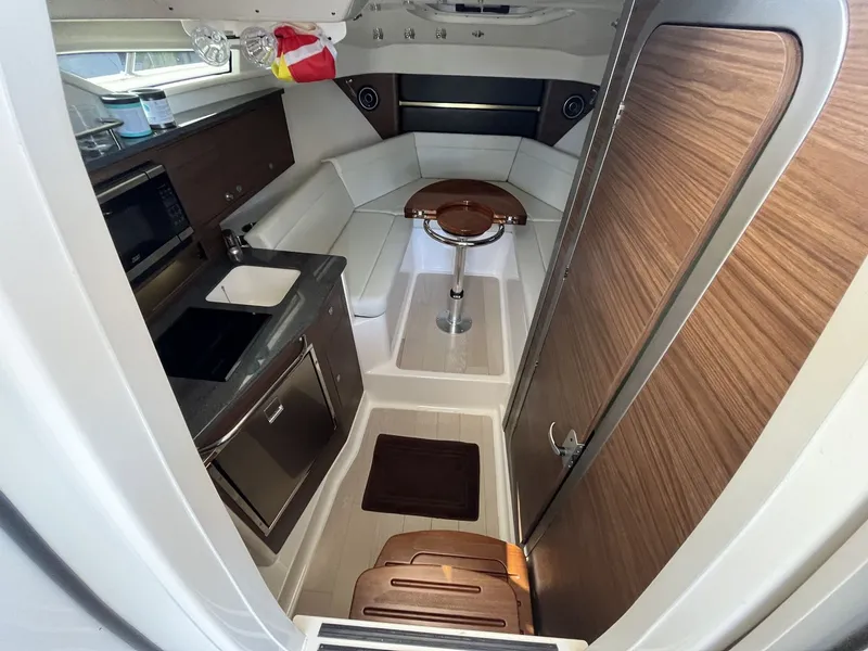 Slide: The Image of Boston Whaler 325 CONQUEST 2023 - 30