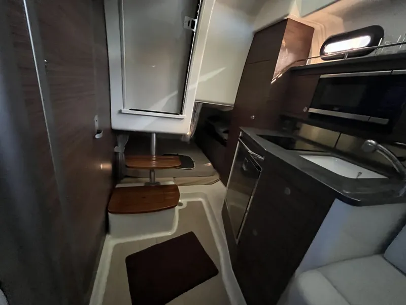 Slide: The Image of Boston Whaler 325 CONQUEST 2023 - 37