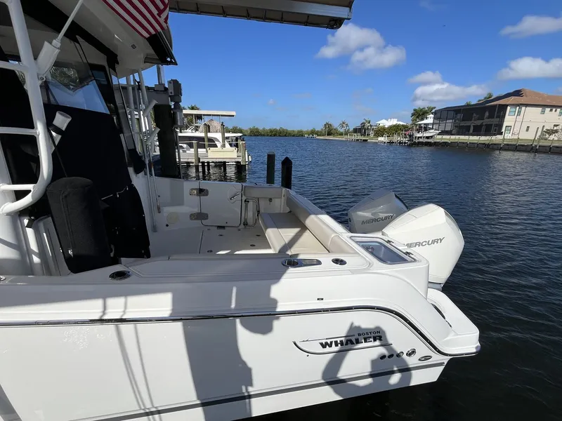 Slide: The Image of Boston Whaler 325 CONQUEST 2023 - 5