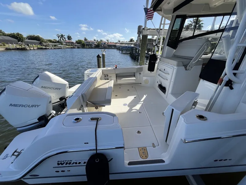 Slide: The Image of Boston Whaler 325 CONQUEST 2023 - 6