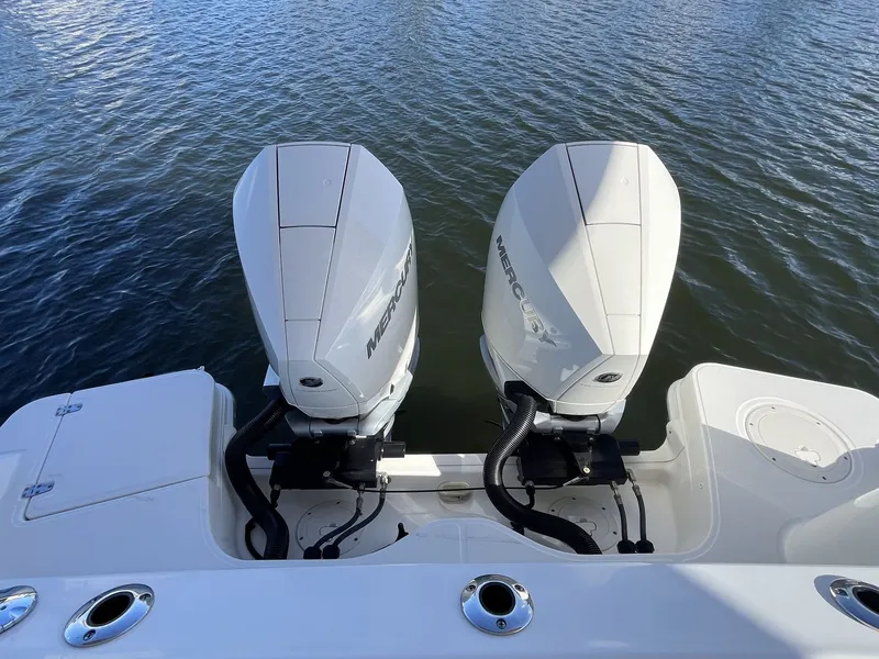 Slide: The Image of Boston Whaler 325 CONQUEST 2023 - 7