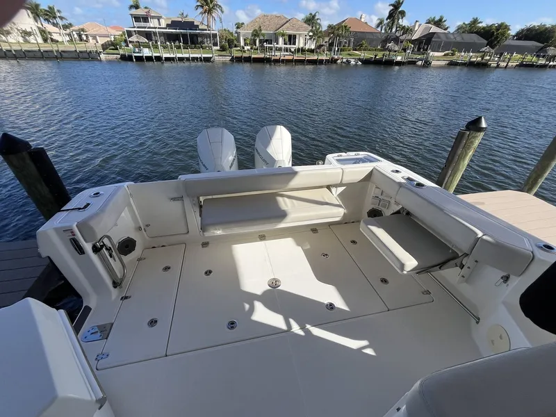 Slide: The Image of Boston Whaler 325 CONQUEST 2023 - 8