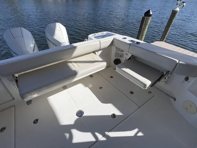 Slide: The Image of Boston Whaler 325 CONQUEST 2023 - 9