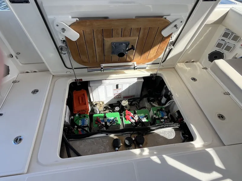 Slide: The Image of Boston Whaler 325 CONQUEST 2023 - 41