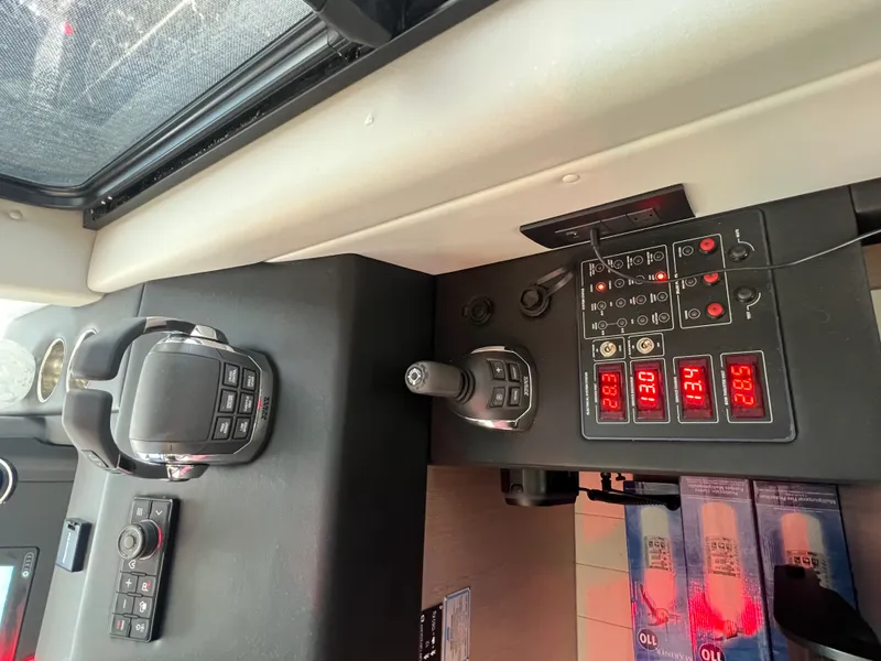 Slide: The Image of Azimut 50 FLY 2023 - 15