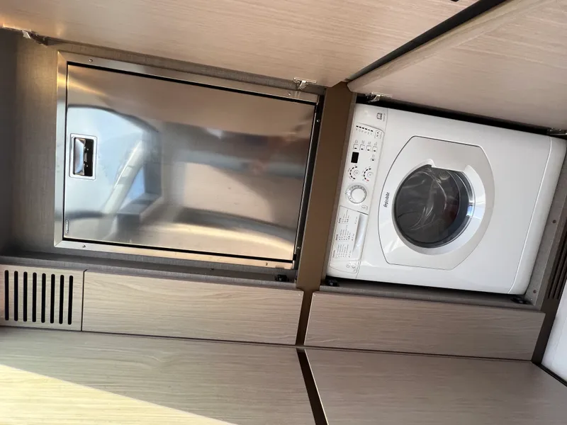 Slide: The Image of Azimut 50 FLY 2023 - 18