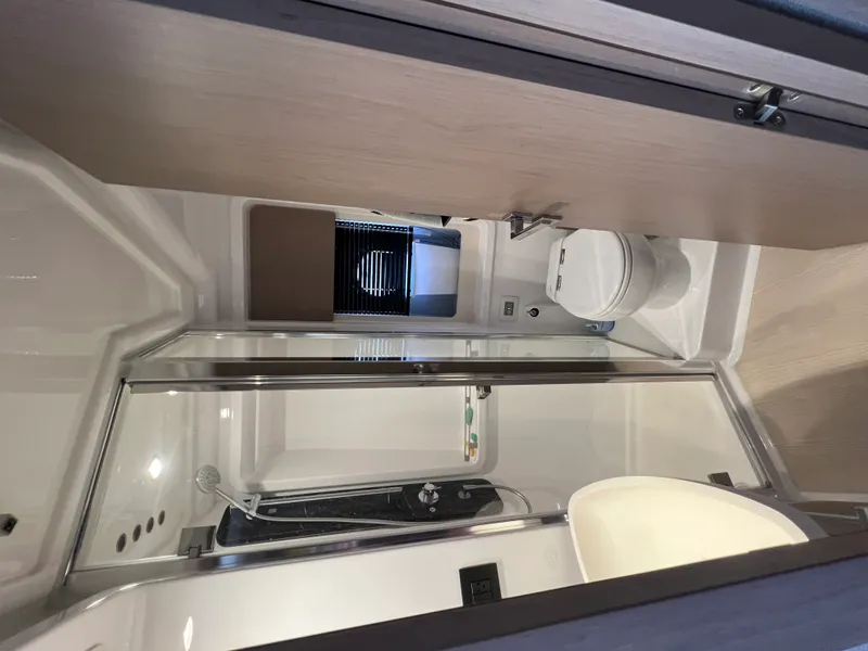 Slide: The Image of Azimut 50 FLY 2023 - 31