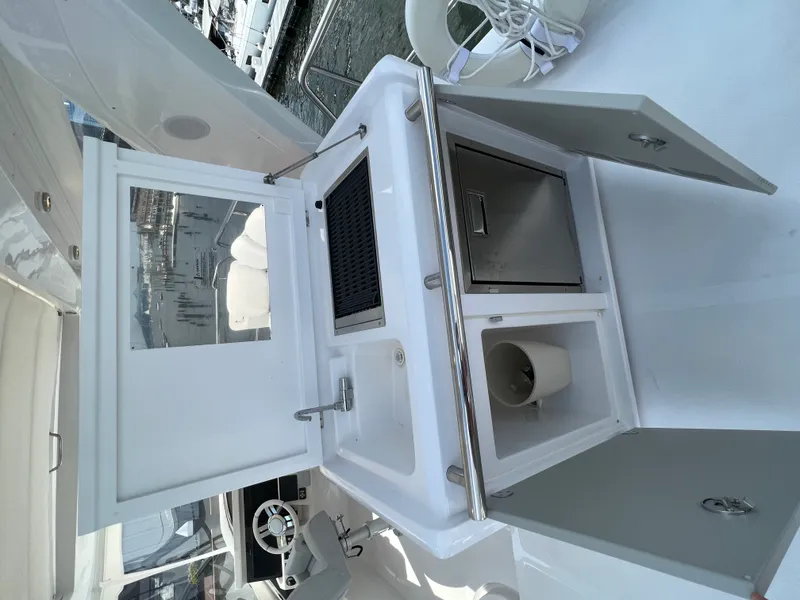 Slide: The Image of Azimut 50 FLY 2023 - 34